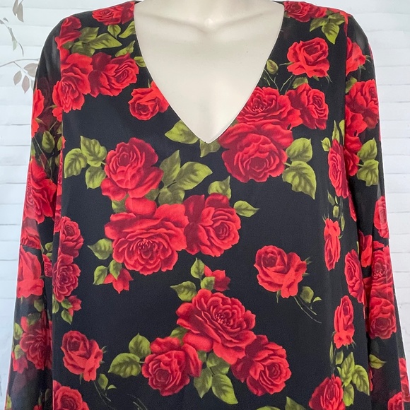 FOREVER 21 Womens Black Red Roses Chiffon B Neck Top Blouse Sz. Small Pre-owned - Picture 6 of 14
